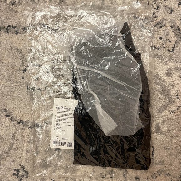 NEW Lululemon Align High Rise Pant 28" Black - Size 6 - Picture 3 of 3